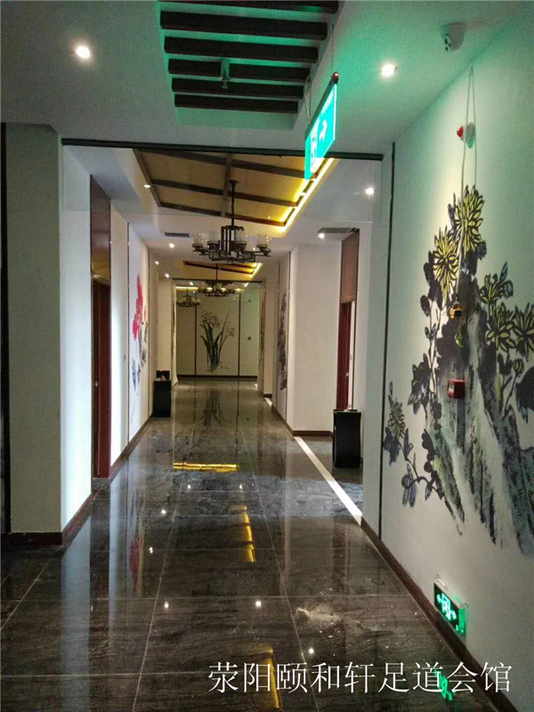 荥阳颐和轩足道会馆走廊.jpg